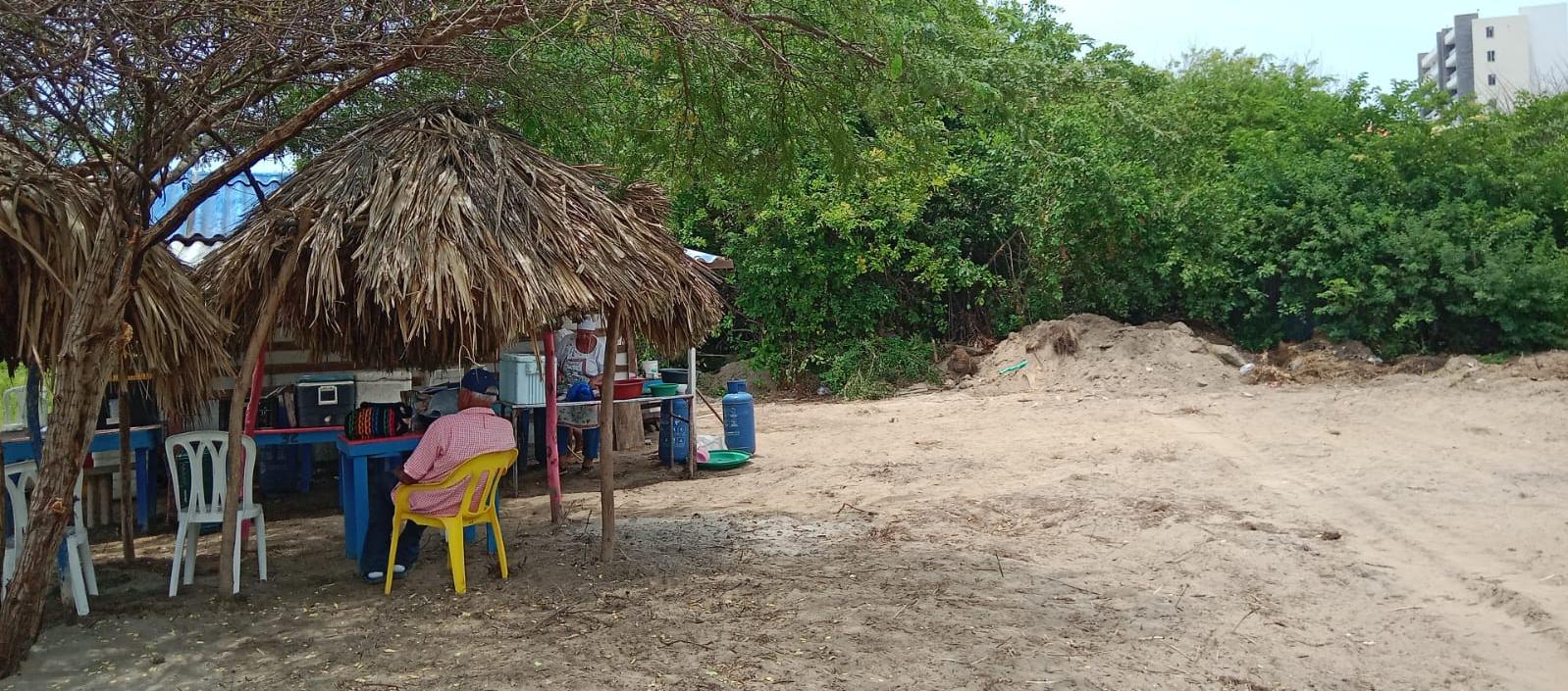 Una de las casetas instaladas con mesas y sillas.