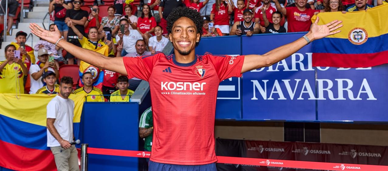 Johan Mojica fue aclamado por aficionados colombianos que asistieron al estadio El Sadar.