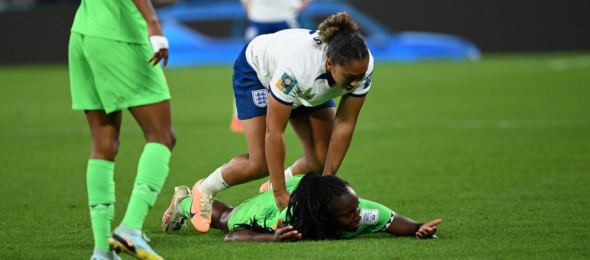 Lauren James sobre espalda de la nigeriana Michelle Alozie