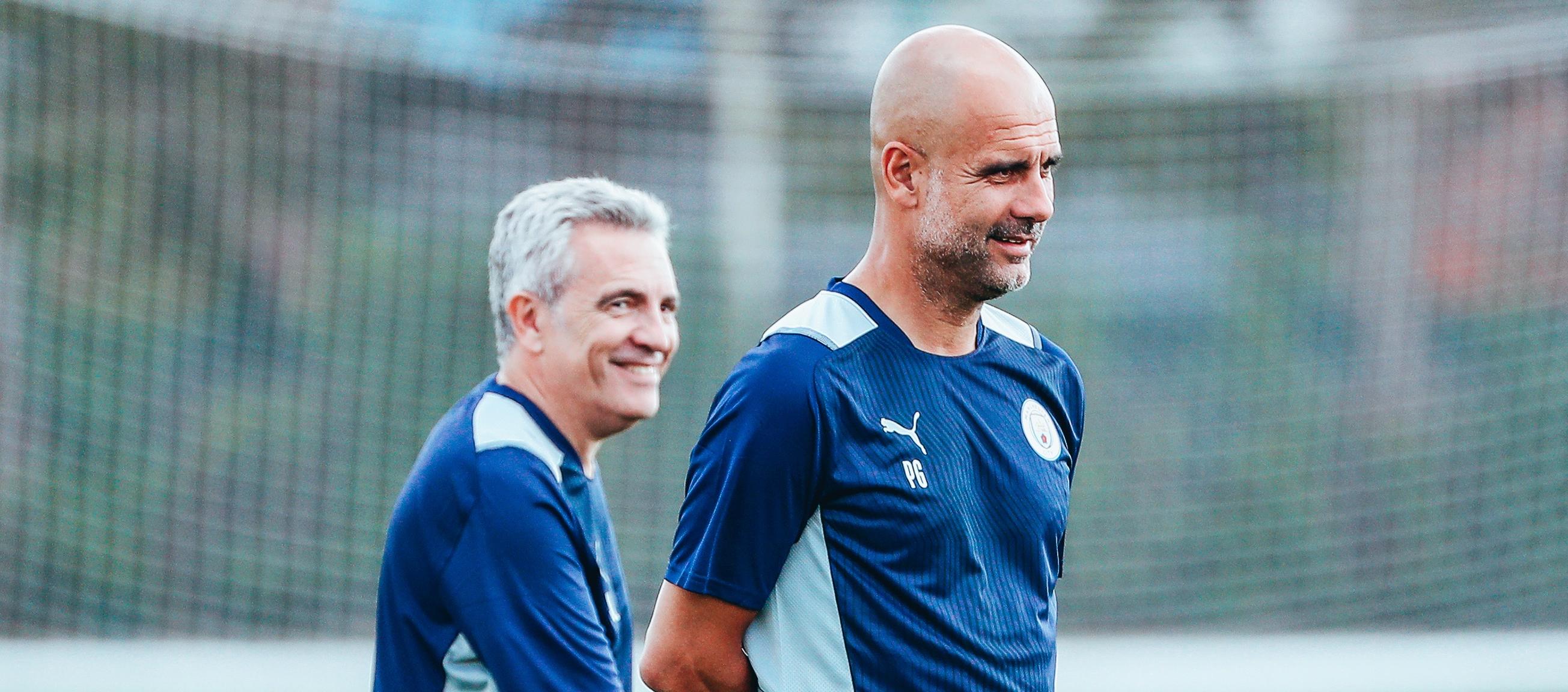 Juan Manuel Lillo al lado del entrenador Pep Guardiola.