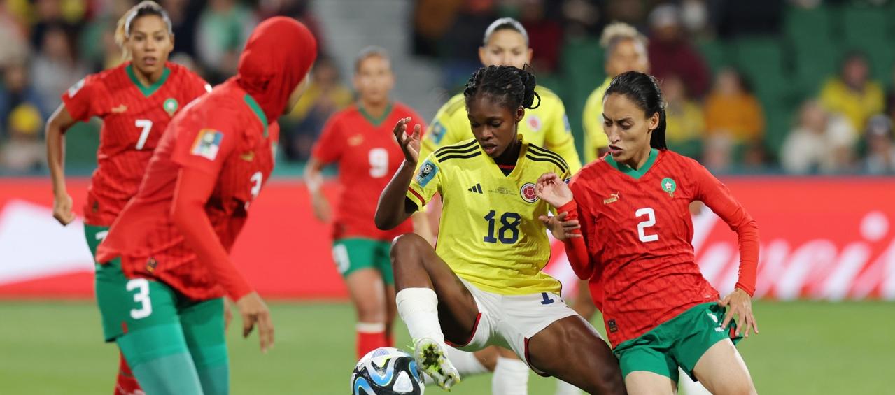Linda Caicedo domina la pelota ante la marca de la marroquí Zineb Redouani. 