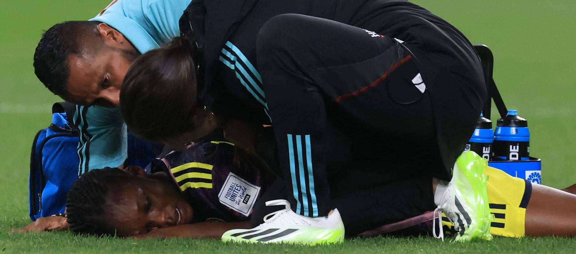 Linda Caicedo siendo atendida en medio de su último juego.