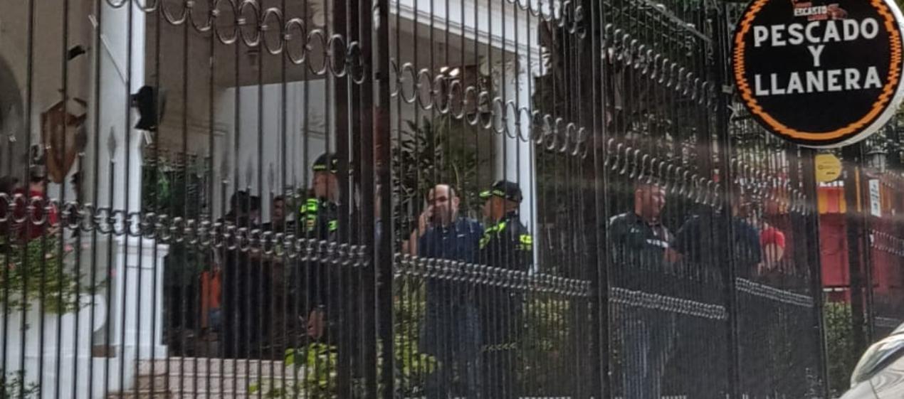 La Policía y el CTI de la Fiscalía en el lugar donde ocurrió el ataque a bala. 