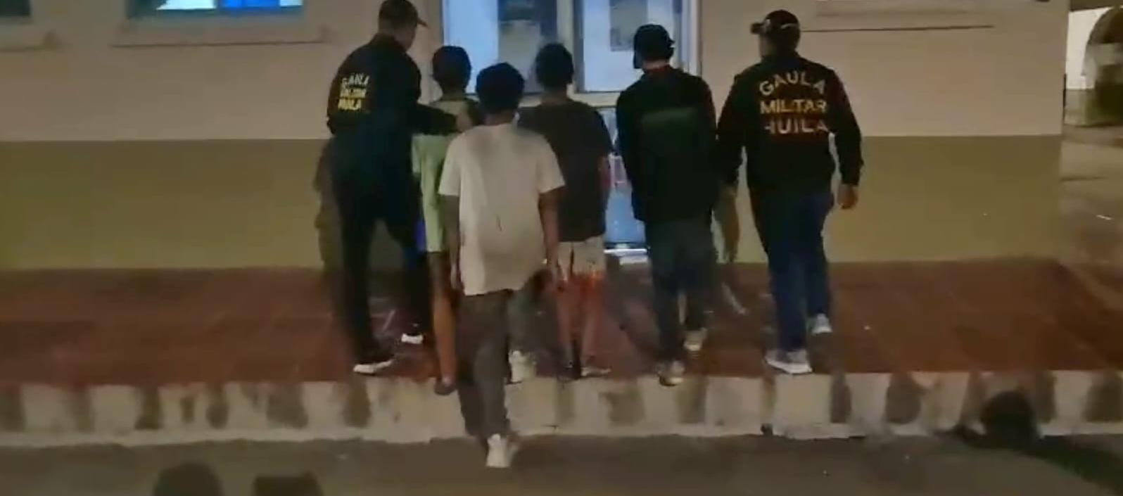 Los menores y el joven de 18 años rescatados.