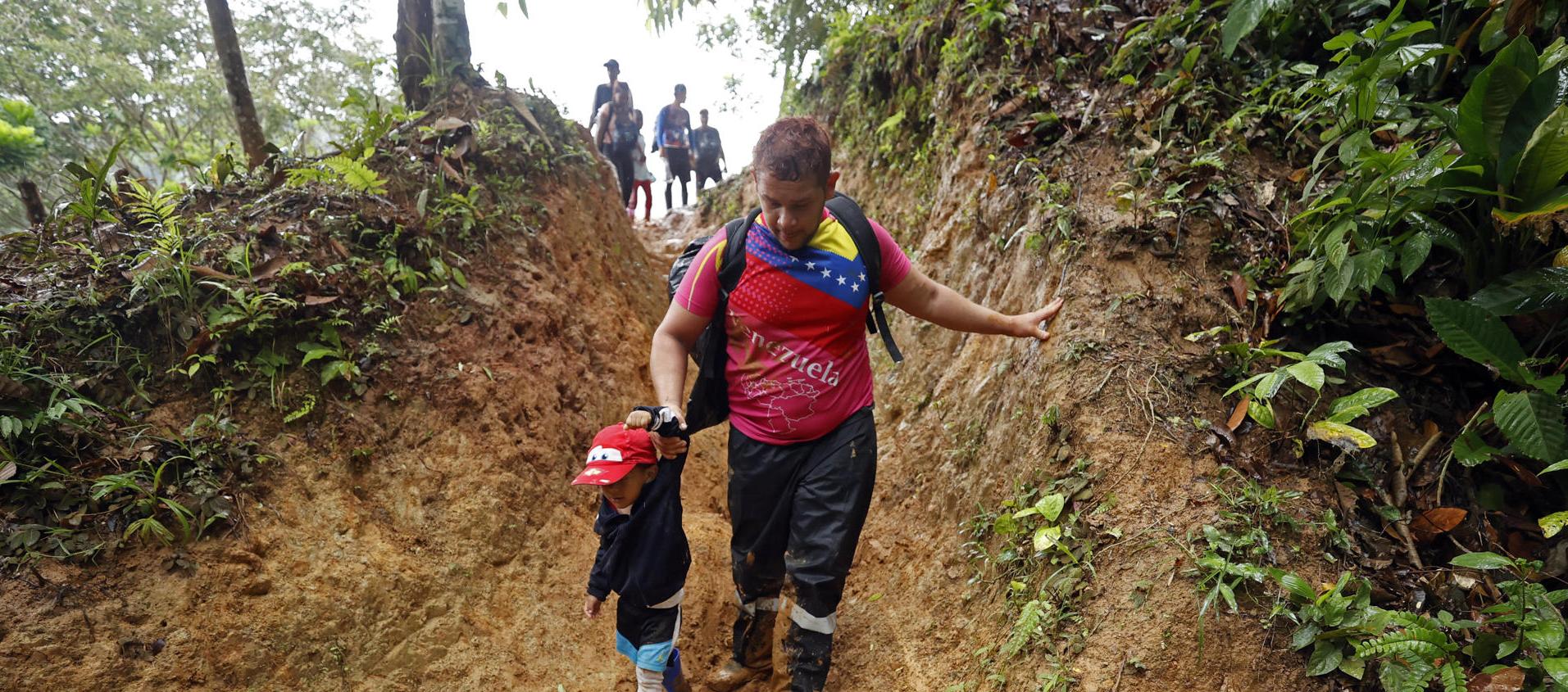 Migrantes cruzando las selvas del Darién. 