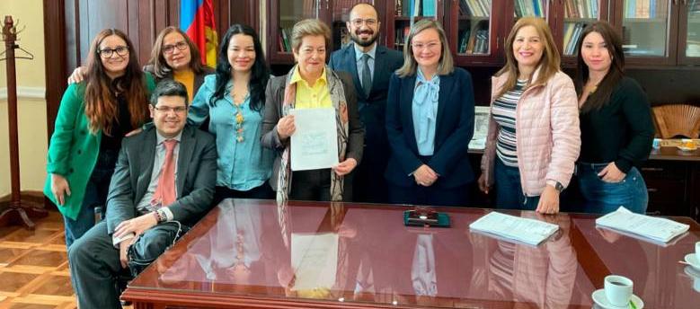 La ministra de Trabajo, Gloria Inés Ramírez, y sus colaboradores cuando iban a llevar el proyecto de Reforma Laboral al Congreso.