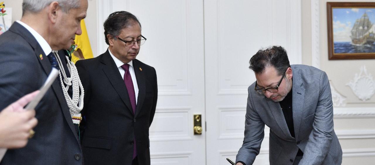 Juan David Correa toma posesión del ministerio de Cultura ante el Presidente Gustavo Petro.