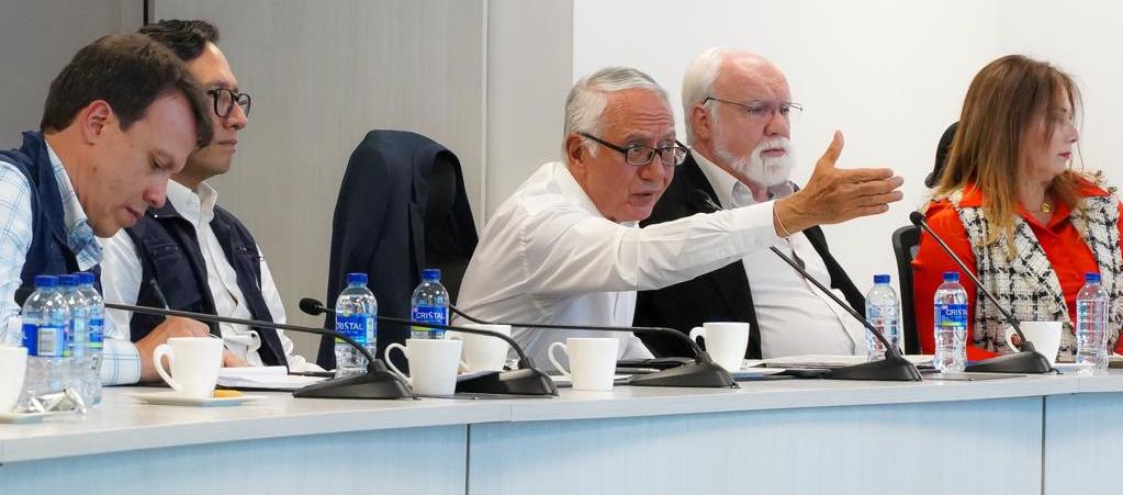 El Ministro de Salud, Guillermo Jaramillo (centro).