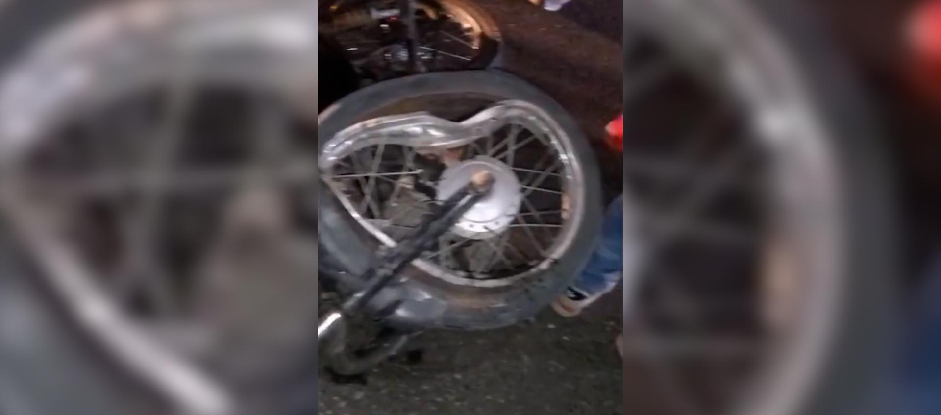 Así quedó una de las motos tras el fuerte impacto del accidente.