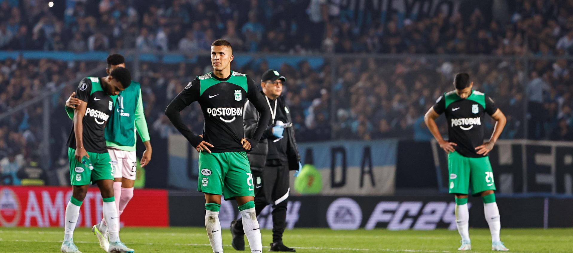  Jugadores de Nacional se lamentan tras perder ante Racing en Buenos Aires.