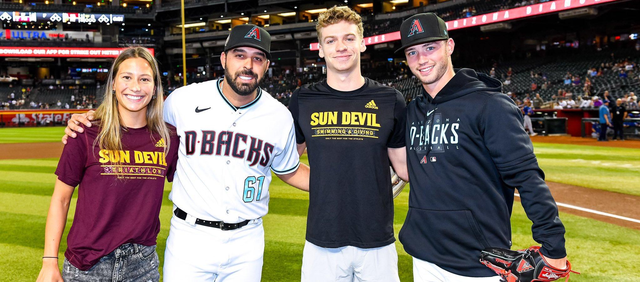 Nabil Crismatt junto con el nadador francés Léon Marchand.