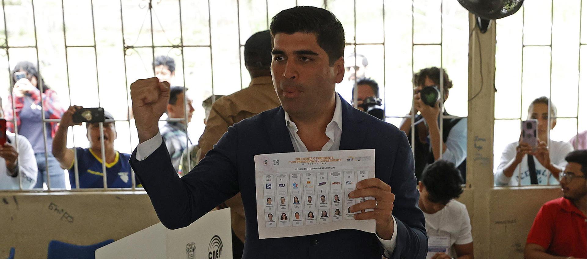El candidato a la Presidencia ecuatoriana Otto Sonnenholzner acudió a votar para la jornada de elecciones generales