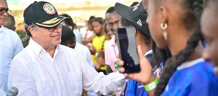 Presidente Gustavo Petro con jóvenes, imagen de referencia.