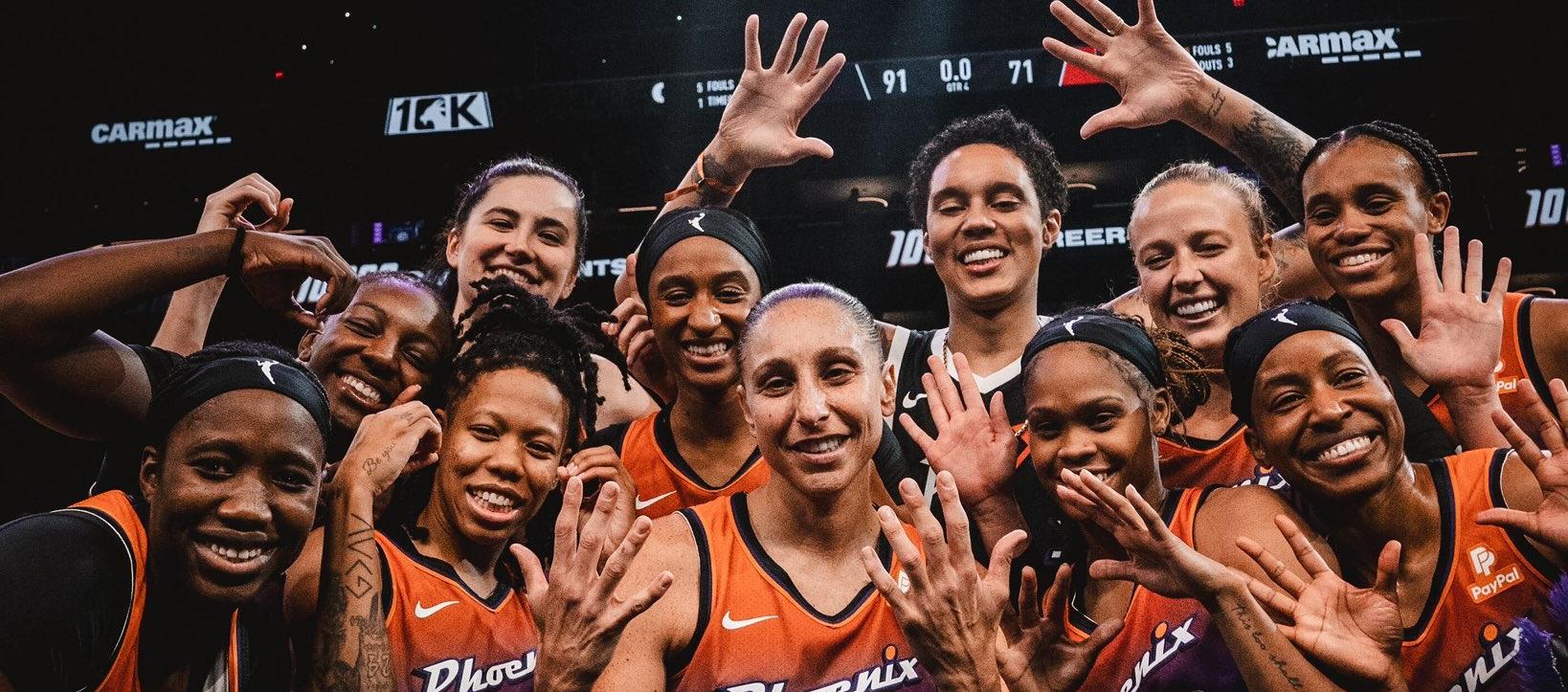 Diana Taurasi celebrando con sus compañeras del Phoenix Mercury