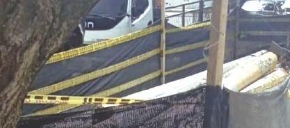 Pila de postes en los que jugaba el niño