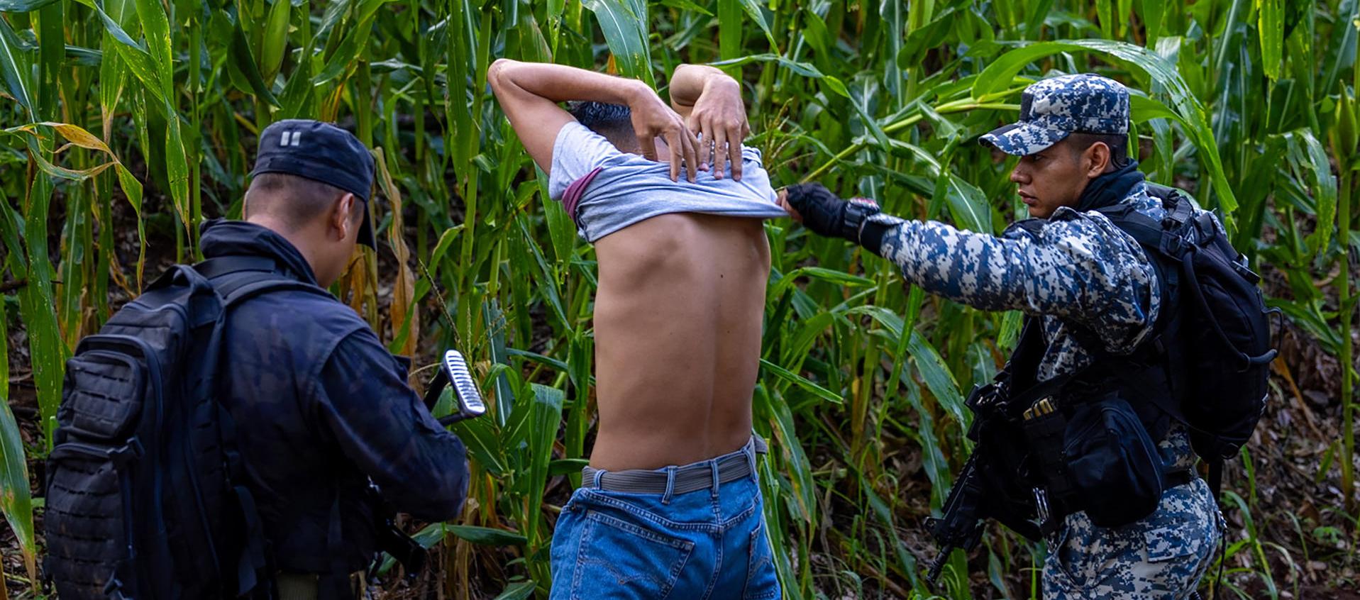 Miembros del Ejército durante el cerco.