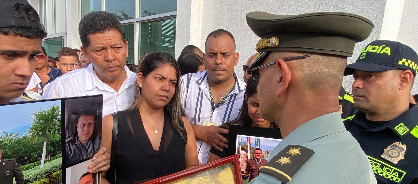 Los familiares del Subintendente León y el general Jorge Urquijo, comandante de Mebar.