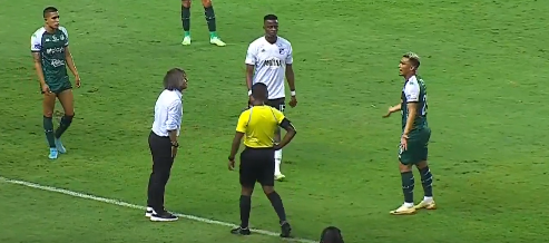 Momento en el que discutían Alberto Gamero y Teófilo Gutiérrez.