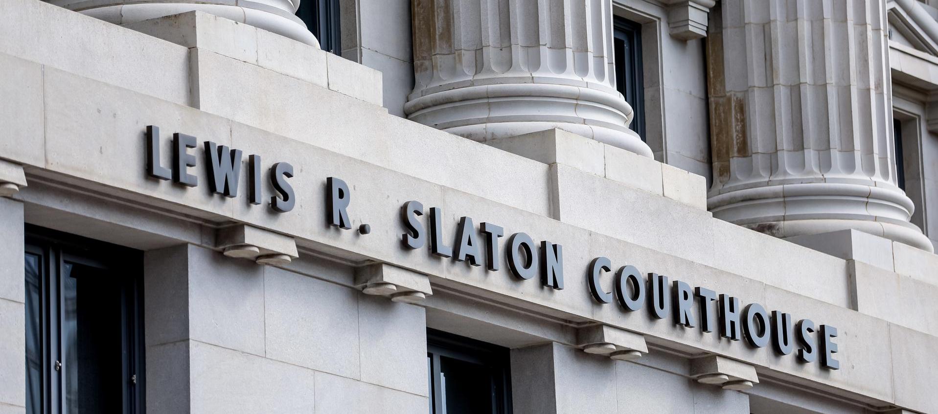 Entrada principal del juzgado de Fulton, donde acusaron al ex presidente estadounidense Donald Trump.