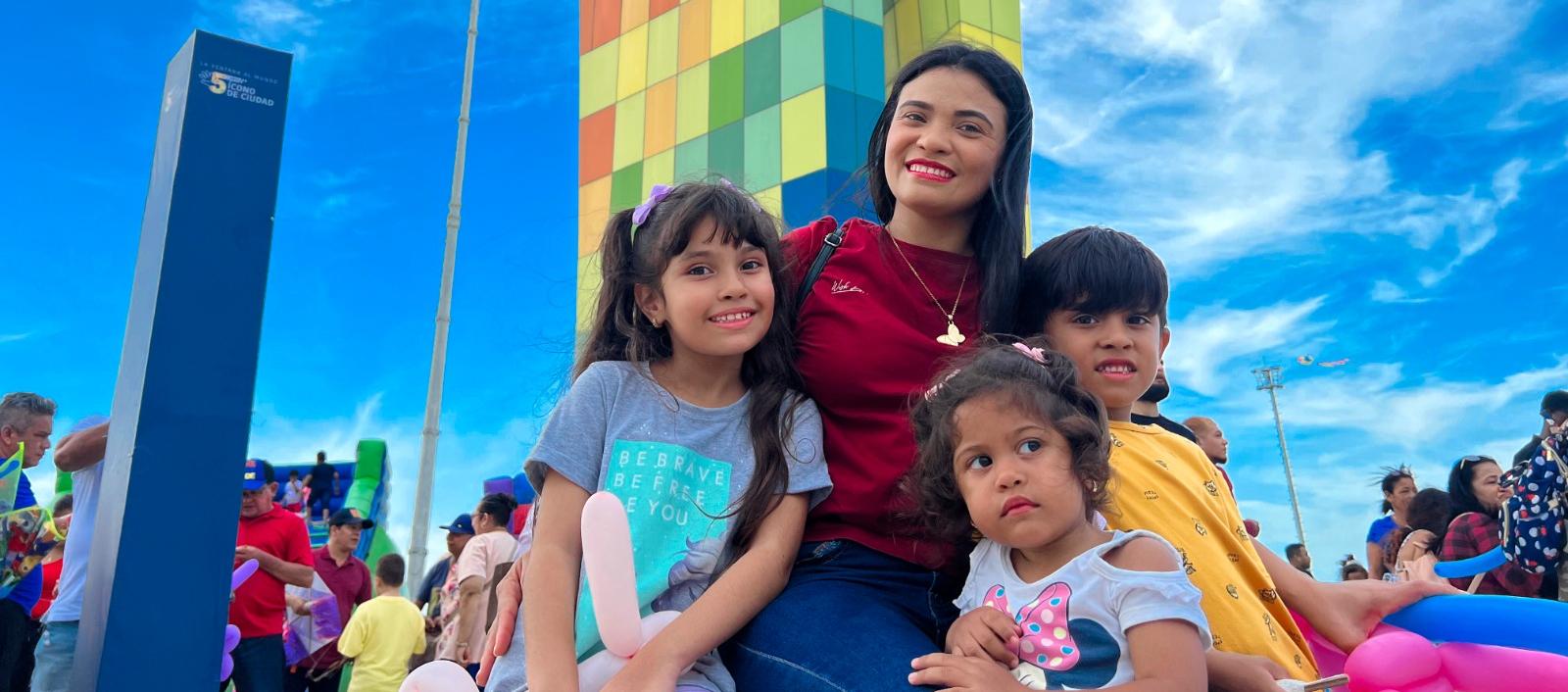 Asistentes a la celebración del quinto año de la 'Ventana al Mundo'.