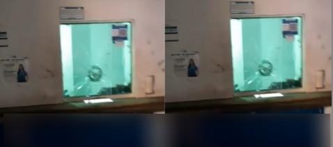 Vidrio impactado por una de las balas cuando fue atacado el hombre. 