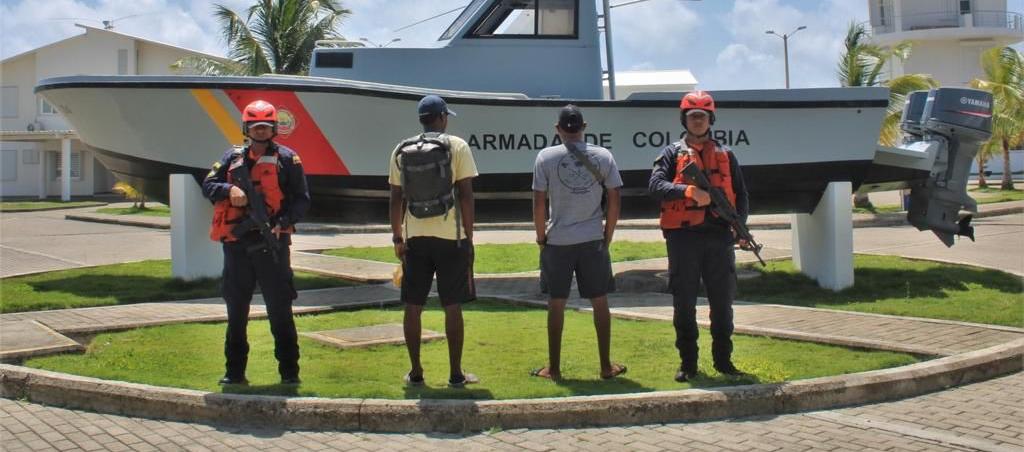 Dos de las personas rescatadas por la Armada Nacional.