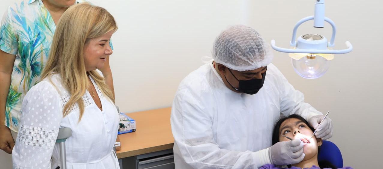 Elsa Noguera, gobernadora del Atlántico, en medio del nuevo puesto de salud.