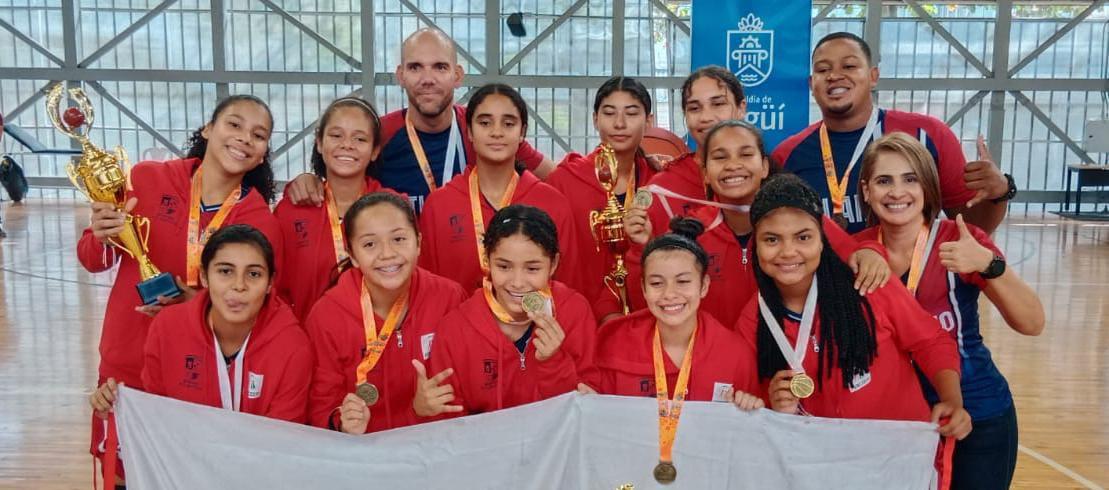 La selección Atlántico posando con el título nacional.