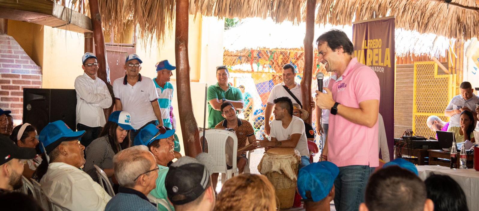 Alfredo Varela dialogando con la comunidad en la Oriental.