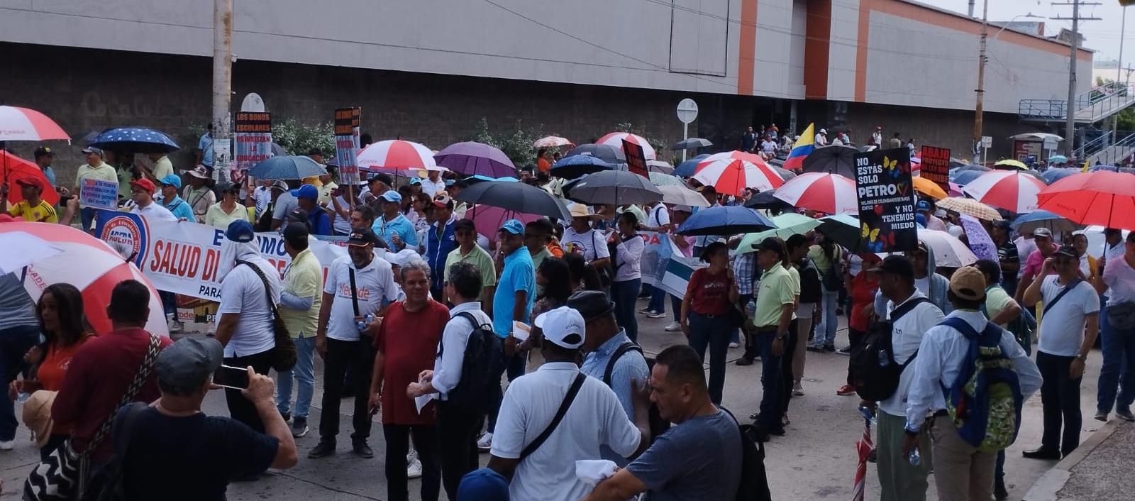 Profesores marchan por el “deficiente” servicio de salud.
