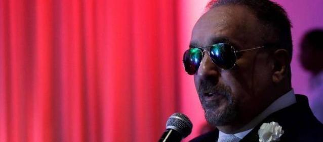 Willie Colón hablando en medio de una entrevista.