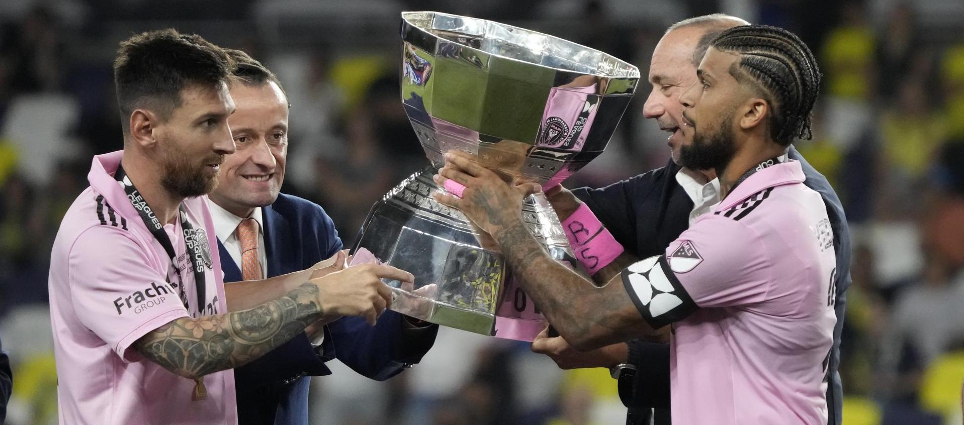 Lionel Messi y el defensor DeAndre Yedlin reciben el trofeo.