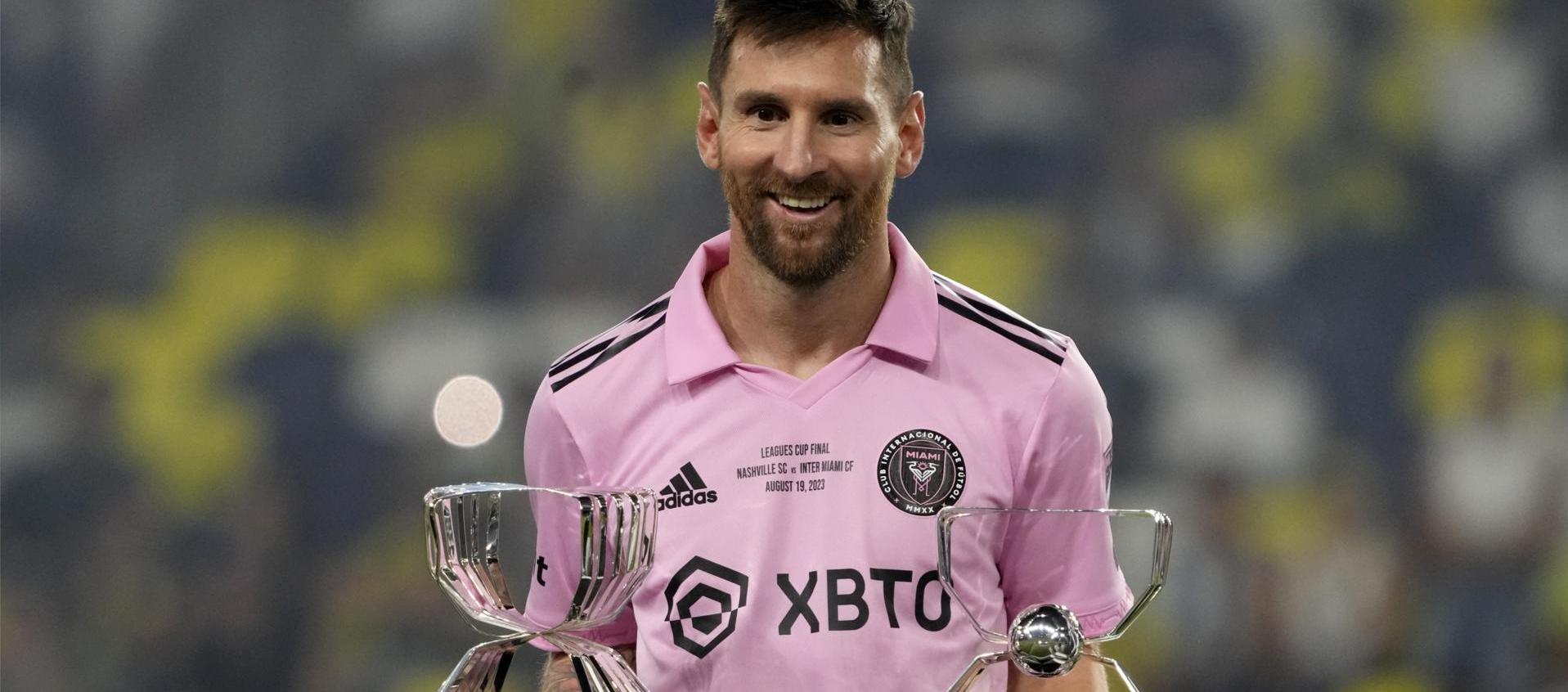 Lionel Messi levantando el título MVP de la League Cup.