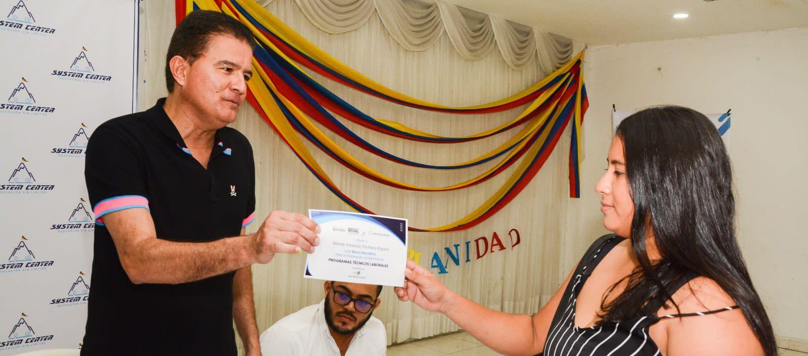 El alcalde Rodolfo Ucrós Rosales entregando una de las becas.