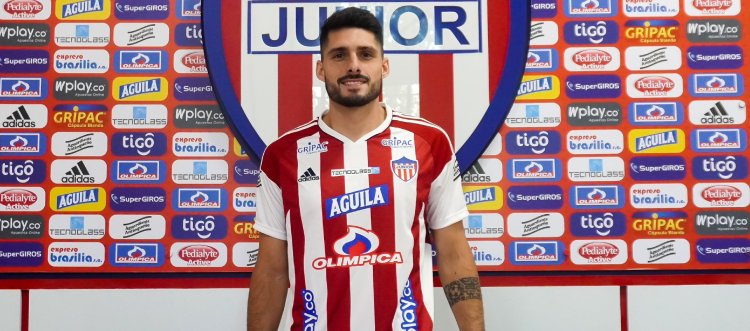 Federizo Andueza siendo presentado como refuerzo del Junior.