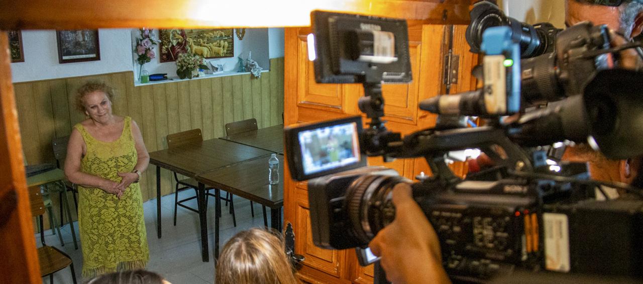 Ángeles Béjar atendió a los periodistas en la iglesia donde está refugiada. 