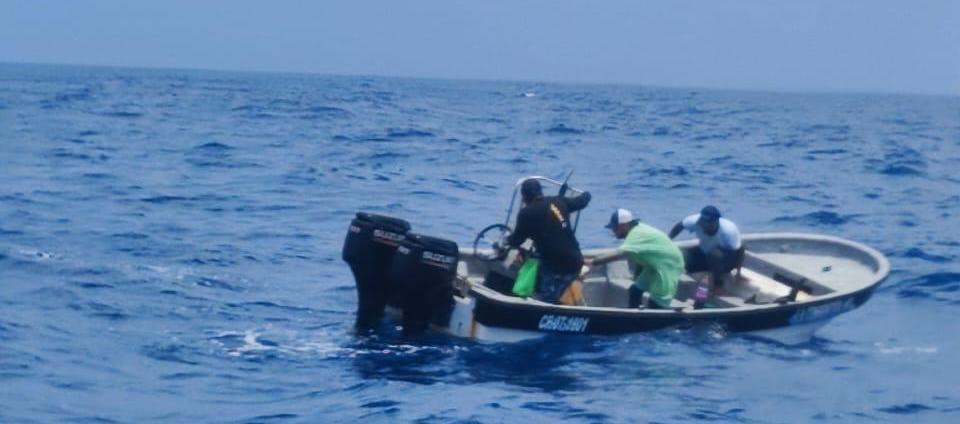 Los tres pescadores en alta mar en el sur de San Andrés