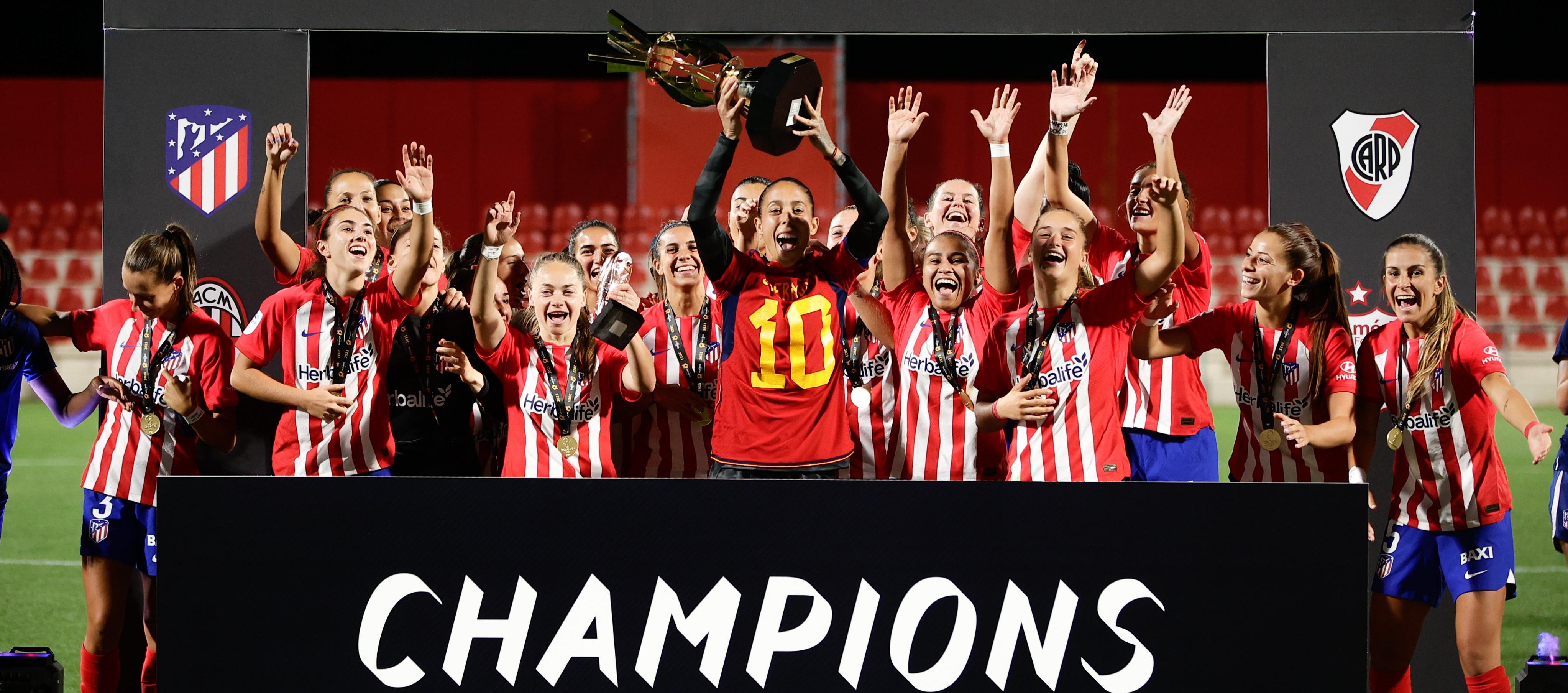La celebración del Atlético de Madrid tras recibir el trofeo de campeón. 