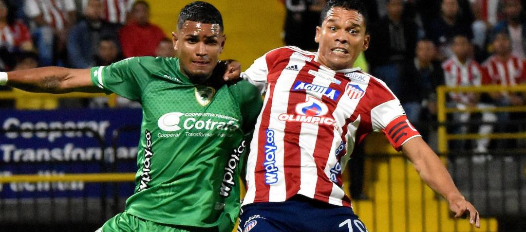 Carlos Bacca en un forcejeo con el defensor de La Equidad, Martín Payares. 