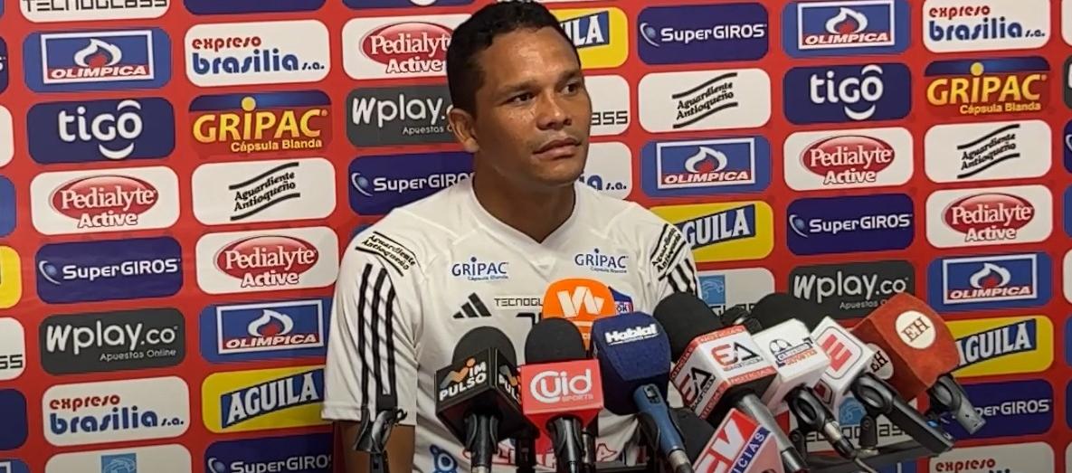 Carlos Bacca durante la rueda de prensa en la sede Adelita de Char.