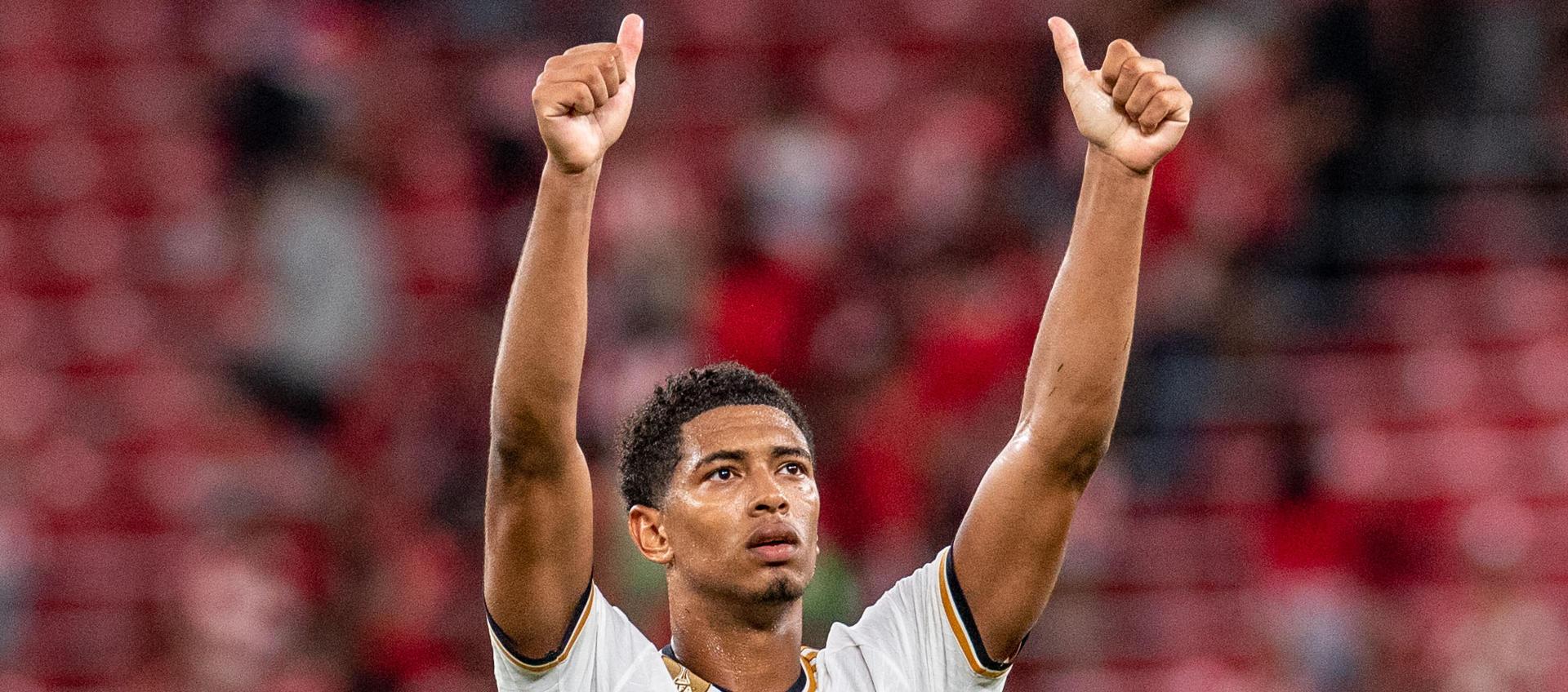 El centrocampista británico del Real Madrid Bellingham saluda a los aficionados.