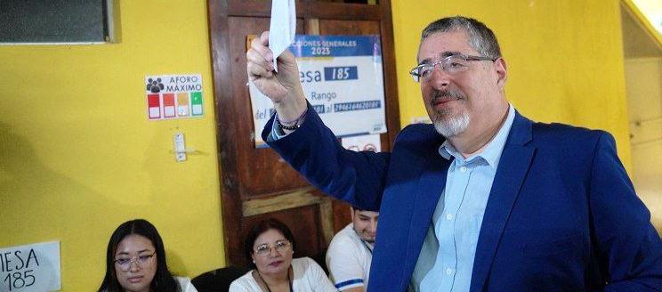 Bernardo Arévalo de León se inscribió po la agrupación política Semilla