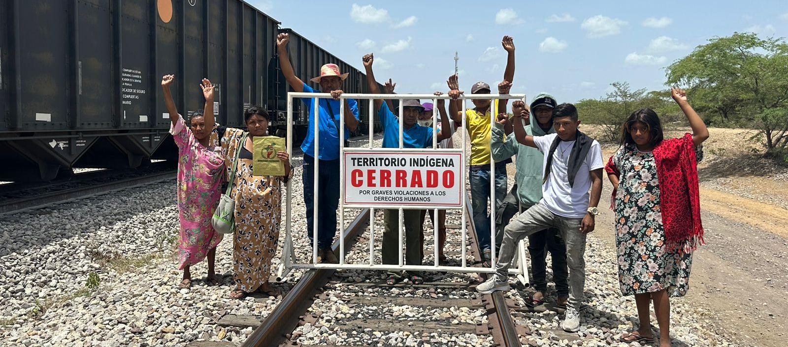 Miembros de la ONG Nación Wayúu permanecen en la línea férrea del Cerrejón