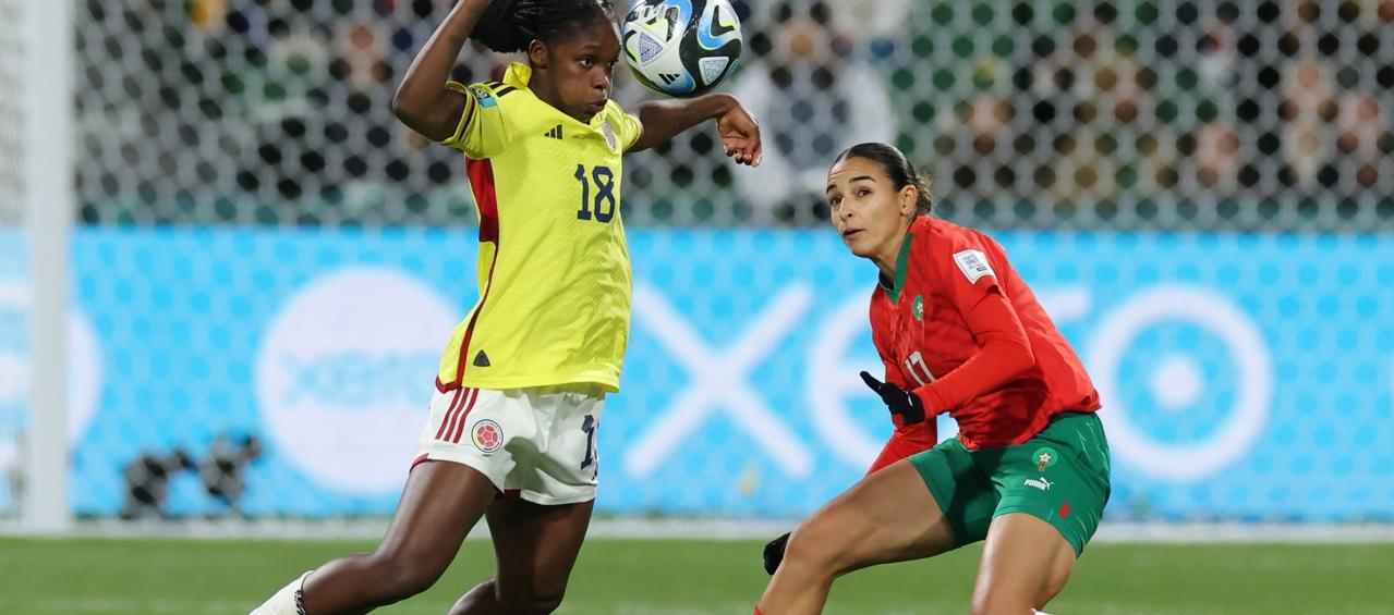 Linda Caicedo encara a Hanane Ait El Haj, de Marruecos. 