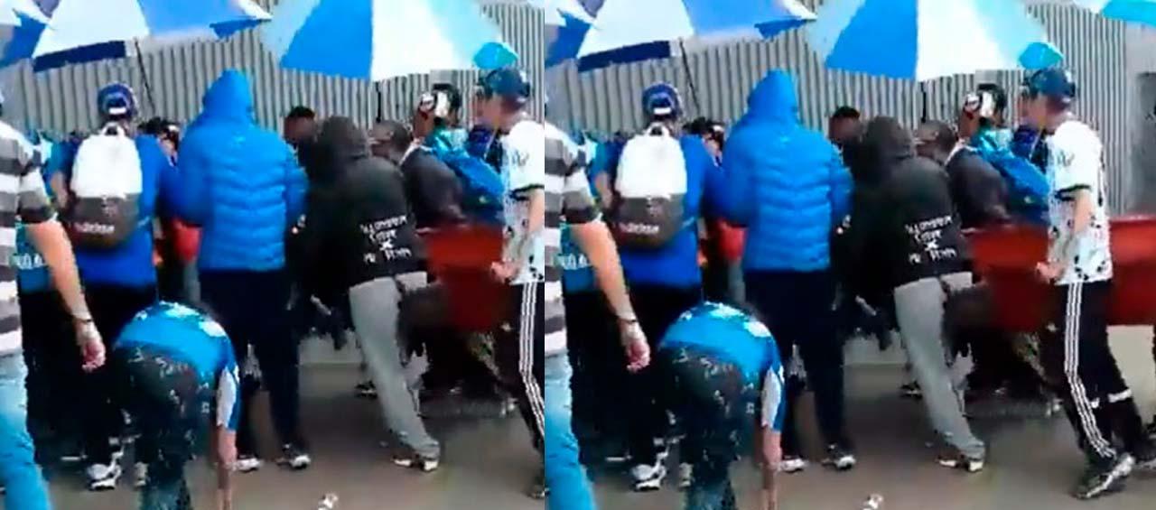 Hinchas de Millonarios cuando ingresaban el ataúd al estadio El Campín. 