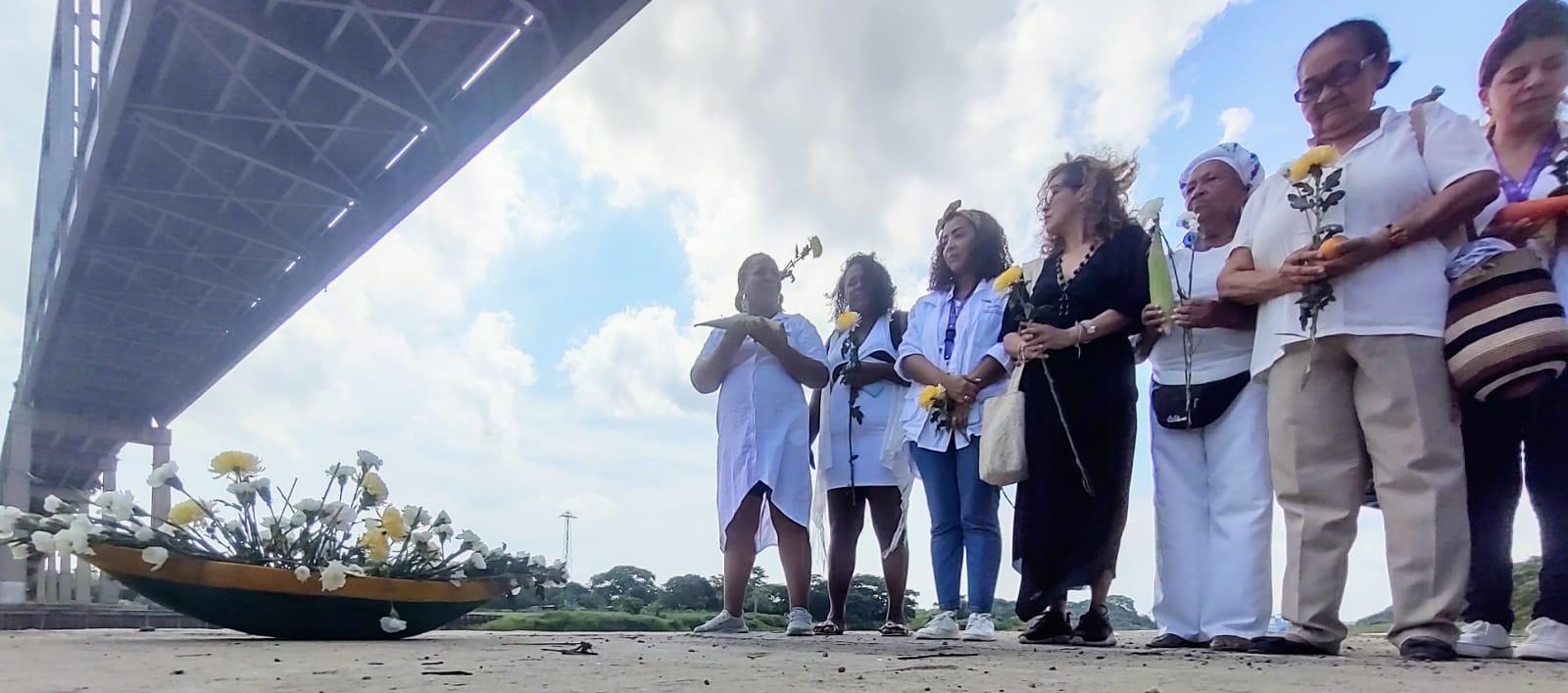 Familiares de Víctimas de Desapariciones Forzosas este miércoles en el Canal del Dique