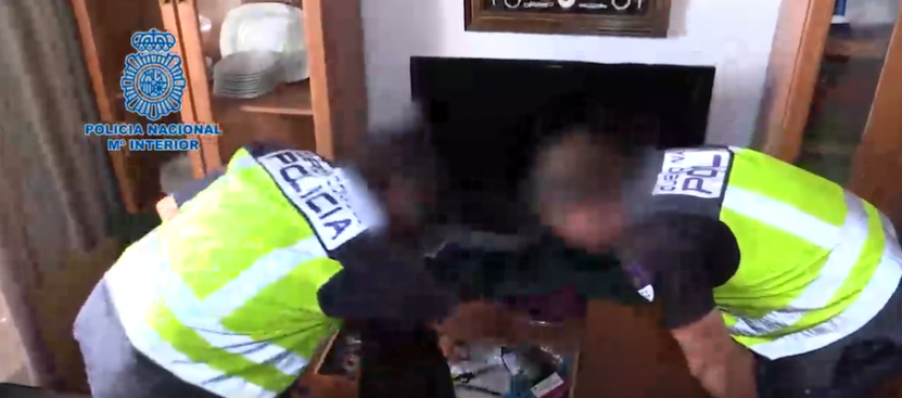 Policía española investigando el lugar de los hechos.