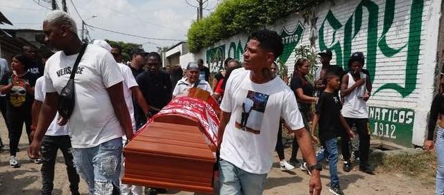 Vecinos del barrio Los Comuneros cerraron las vías para velar a Pablo Andrés Carabalí 