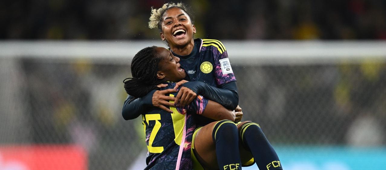 Jorelyn Carabalí celebra con Daniela Caracas el paso a los cuartos de final del Mundial femenino.
