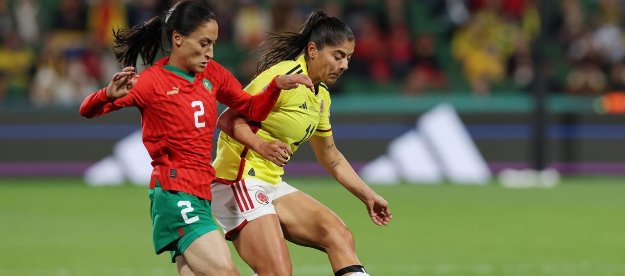 Catalina Usme se desprende de la pelota ante el asedio de Zineb Redouani. 